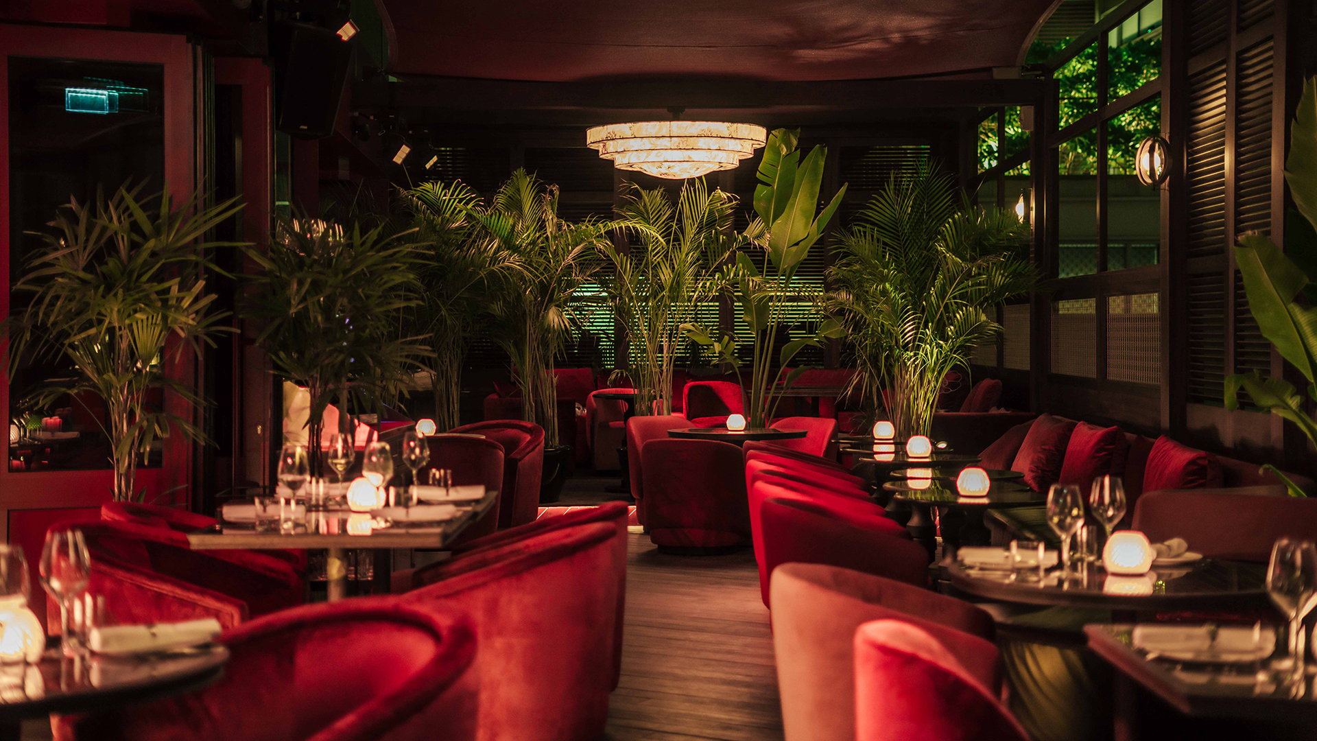 Babylon DIFC Dubai restaurant interior fit-out and MEP works featuring luxurious interiors, mirrored finishes, ambient lighting, and immersive restaurant design
